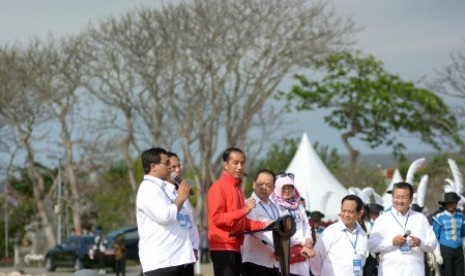 Presiden Joko Widodo (ketiga kiri) berbicang bersama sejumlah rektor saat aksi kebangsaan perguruan tinggi melawan radikalisme di Pulau Peninsula Nusa Dua, Bali, Salasa (26/9).