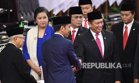 Presiden Joko Widodo (ketiga kiri) berjabat tangan dengan Ketua MPR Bambang Soesatyo (kedua kanan) disaksikan Wapres Ma'ruf Amin (kiri) dan pimpinan MPR saat acara pelantikan presiden dan wapres periode 2019-2024 di Gedung Nusantara, kompleks Parlemen, Senayan, Jakarta, Ahad (20/10/2019).