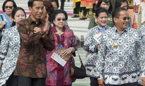 Presiden Joko Widodo (ketiga kiri) berjalan menuju panggung kehormatan puncak acara Sail Tomini 2015 di Pantai Kayu Bura, Kabupaten Parigi Moutong, Sulawesi Tengah, Sabtu (19/9).ANTARA FOTO/Widodo S. Jusuf