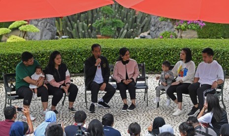 Presiden Joko Widodo (ketiga kiri) bersama Ibu Negara Iriana Joko Widodo (tengah), putra Gibran Rakabuming Raka (kanan) dan istri Selvi Ananda (kedua kanan) dan cucu Jan Ethes (ketiga kanan), putri Kahiyang Ayu (kedua kanan) bersama suami Bobby Nasution (ketiga kanan) dan cucu Sedah Mirah berbincang dengan wartawan di Grand Garden Cafe Kebun Raya Bogor, Jawa Barat, Sabtu (8/12). 