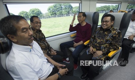 Presiden Joko Widodo (ketiga kiri) bersama jajaran menteri antara lain Menteri Perhubungan Budi Karya (kedua kiri), Direktur Utama PT Angkasa Pura II Muhammad Awaluddin (kiri) serta tamu undangan Muhaimin Iskandar (keempat kiri) mencoba kereta api bandara dari Bandara Soekarno Hatta menuju Stasiun Sudirman Baru, Tangerang, Banten (2/1). 