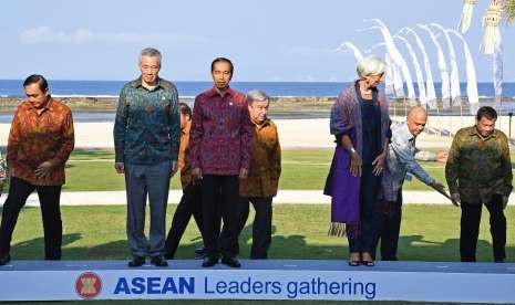 Presiden Joko Widodo (ketiga kiri) bersama kepala negara/pemerintahan negara-negara di ASEAN, Direktur Pelaksana IMF Christine Lagarde (Ketiga kanan) dan Sekjen PBB Antonio Guterres (Keempat kanan) bersiap melakukan sesi foto bersama dalam ASEAN Leaders Gathering di Hotel Sofitel, Nusa Dua, Bali, Kamis (11/10).