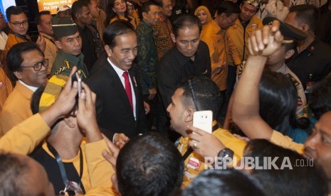 Presiden Joko Widodo (ketiga kiri) bersama Ketua Umum Partai Hanura, Oesman Sapta (kiri) berbincang dengan para kader partai tersebut di sela Pembukaan Rapat Pimpinan Nasional (Rapimnas) ke-1 Partai Hanura di Kuta, Bali, Jumat (4/8). 