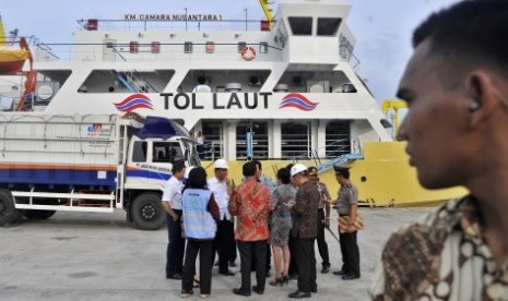 Presiden Joko Widodo (ketiga kiri) bersama sejumlah Menteri Kabinet Kerja saat meninjau aktivitas pengangkutan melalui Tol Laut di Dermaga 107 Pelabuhan Tanjung Priok, Jakarta (ilustrasi)