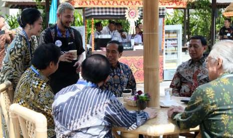 Presiden Joko Widodo (ketiga kiri) bersama sejumlah menteri Kabinet Kerja duduk bersantai sambil menikmati kopi di sela-sela Pertemuan Tahunan IMF - World Bank Group 2018 di Bali Nusa Dua Convention Center, Nusa Dua, Bali, Jumat (12/10).