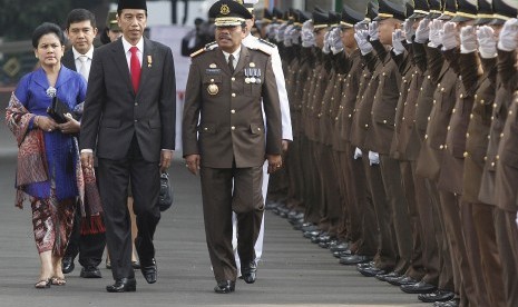 Presiden Joko Widodo (ketiga kiri) dan Ibu Negara Ny. Iriana Joko Widodo (kiri) didampingi Jaksa Agung M. Prasetyo (keempat kiri) dan Menteri PAN dan Reformasi Birokrasi Yuddy Chrisnandi (kedua kiri) berjalan menuju lapangan upacara Peringatan Hari Bhakti 