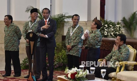 Presiden Joko Widodo (ketiga kiri) didampingi Ketua Himpunan Kerukunan Tani Indonesia (HKTI) Moeldoko (kanan) berbincang dengan petani / Ilustrasi 