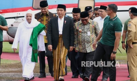 Presiden Joko Widodo (ketiga kiri) didampingi Ketua Jam'iyyah Ahlith Thoriqoh al-Mutabarah al-Nahdliyyah (JATMAN) Habib Muhammad Luthfi bin Yahya (kiri), Gubernur Jateng Ganjar Pranowo (kedua kiri) dan Bupati Pekalongan Asip Kholbihi (ketiga kanan) bersiap menghadiri acara Muktamar XII JATMAN di Kabupaten Pekalongan, Jawa Tengah, Senin (15/1). 