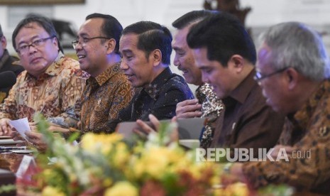 Presiden Joko Widodo (ketiga kiri) didampingi Menko Kemaritiman dan Investasi Luhut Binsar Pandjaitan (ketiga kanan), Mensesneg Pratikno (kedua kiri), Menteri BUMN Erick Thohir (kedua kanan), Menteri PUPR Basuki Hadimuljono (kanan) dan Menristek/Kepala BRIN Bambang Brodjonegoro melakukan pertemuan dengan mantan Perdana Menteri Inggris yang juga Executive Chairman Institute for Global Change Tony Blair dan CEO SoftBank Masayoshi Son di Istana Merdeka, Jakarta, Jumat (28/2/2020). Pemerintah berencana membangun rumah sakit khusus penyakit menular di Pulau Galang, Batam. 