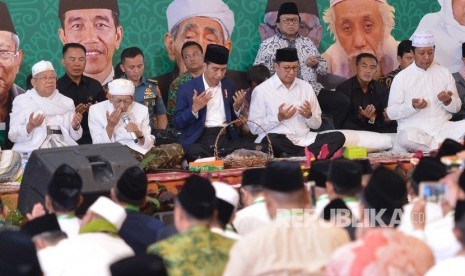 Presiden Joko Widodo (ketiga kiri) didampingi Menteri Agama Lukman Hakim Saifuddin (ketiga kanan) Ketua DPD Oesman Sapta (ketiga kanan belakang), Ketua Dewan Pembina Majelis Dzikir Hubbul Wathon KH Ma'ruf Amin (kiri), Tokoh NU, KH Maimun Zubair dan Ketua Umum PPP Romahurmuziy berdoa ketika menghadiri Zikir Kebangsaan dan Rakernas I Majelis Zikir Hubbul Wathon di Asrama Haji Pondok Gede, Jakarta, Rabu (21/2).