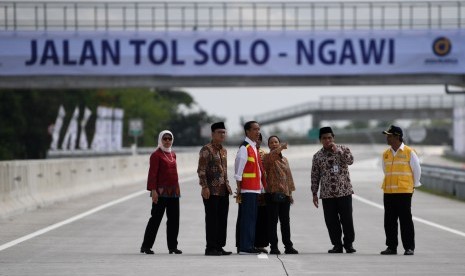 Presiden Joko Widodo (ketiga kiri) didampingi Menteri BUMN Rini Soemarno (ketiga kanan), Wakil Gubernur Jawa Tengah Taj Yasin Maimoen (kedua kanan), Dirut Jasa Marga Desi Arryani (kiri), Dirjen Bina Marga Sugiyartanto (kanan) dan Bupati Ngawi Budi Sulistyono (kedua kiri) meninjau Tol Solo-Ngawi segmen Sragen-Ngawi seusai peresmian di Rest Area KM 538, Sragen, Jawa Tengah, Rabu (28/11).