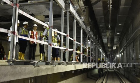 Presiden Joko Widodo (ketiga kiri) didampingi Menteri Perhubungan Budi Karya Sumadi (kiri), Gubernur DKI Jakarta Anies Baswedan (kedua kiri), Direktur Utama PT MRT Jakarta William Sabandar (kedua kanan) dan Ketua Umum Partai Nasdem Surya Paloh (ketiga kanan) meninjau proyek MRT di Stasiun Bundaran Hotel Indonesia, Jakarta, Rabu (7/3). 