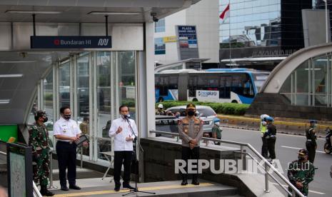 Presiden Joko Widodo (ketiga kiri) didampingi Panglima TNI Marsekal TNI Hadi Tjahjanto (kiri), Kapolri Jenderal Pol Idham Aziz (keempat kiri) dan Gubernur DKI Jakarta Anies Baswedan memberikan keterangan pers seusai meninjau kesiapan penerapan prosedur standar New Normal di Stasiun MRT Bundaraan HI, Jakarta, Selasa (26/5/2020).