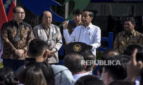 Presiden Joko Widodo (ketiga kiri) didampingi Pendiri Mayapada Group Dato Sri Tahir (kedua kiri) dan Group CEO Mayapada Healthcare Jonathan Tahir (kiri) memberikan sambutan saat persemian Mayapada Hospital Bandung di Jalan Terusan Buah Batu, Kota Bandung, Jawa Barat, Senin (6/3/2023).