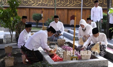 Presiden Joko Widodo (ketiga kiri) didampingi Pengasuh Pondok Pesantren Tebuireng Salahuddin Wahid (kanan) berziarah di makam KH Wahid Hasyim di Pondok Pesantren Tebuireng, Jombang, Jawa Timur, Selasa (18/12/2018).