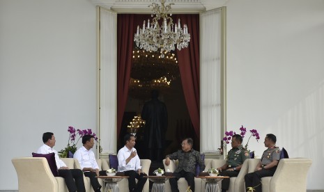 Presiden Joko Widodo (ketiga kiri) didampingi Wakil Presiden Jusuf Kalla (ketiga kanan), berbincang bersama Menkopolhukam Wiranto (kedua kiri), Kepala Badan Intelijen Negara Jenderal Pol Budi Gunawan (kiri), Panglima TNI Jenderal TNI Gatot Nurmantyo (kedua kanan) dan Kapolri Jenderal Pol Tito Karnavian (kanan), di beranda Istana Merdeka, Jakarta, Senin (17/4).