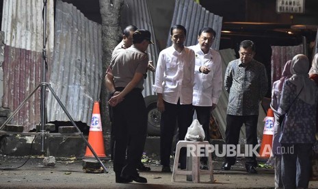 Presiden Joko Widodo (ketiga kiri) didampingi Wakil Presiden Jusuf Kalla (kanan), Kepala BIN Jenderal Pol Budi Gunawan (kedua kanan), Wakapolri Komjen Pol Syafruddin (kiri) dan Kapolda Metro Jaya  Irjen Pol M Iriawan (kedua kiri) meninjau lokasi ledakan bom di Terminal Kampung Melayu, Jakarta, Kamis (25/5).