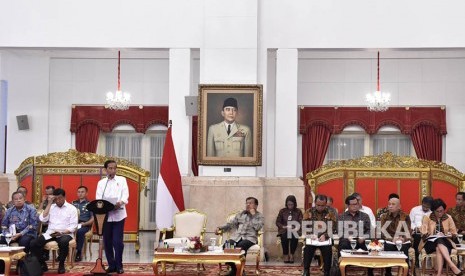 President Joko Widodo (third at left) accompanied by Vice President Jusuf Kalla (center) lead Plenary Cabinet Meeting on RAPBN 2018 at the State Palace, Jakarta, Monday (July 24).