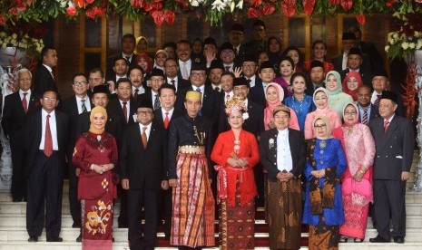 Presiden Joko Widodo (ketiga kiri) didampingi Wakil Presiden Jusuf Kalla (kedua kanan), Ibu Iriana Jokowi (ketiga kanan), Ibu Mufidah Jusuf Kalla (kanan) berfoto bersama Ketua DPD Oesman Sapta Odang (kedua kiri) beserta anggota DPD usai menghadiri Sidang Bersama DPR dan DPD Tahun 2017 di Kompleks Parlemen, Senayan, Jakarta, Rabu (16/8).