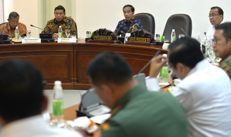 Presiden Joko Widodo (ketiga kiri) memimpin rapat kabinet terbatas di Kantor Kepresidenan, Jakarta, Kamis (29/12).