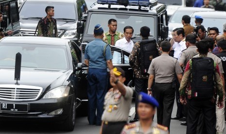 Presiden Joko Widodo (ketiga kiri) meninjau lokasi aksi teror di Gedung Sarinah, Jakarta, Kamis (14/1).  (Antara/Wahyu Putro A)