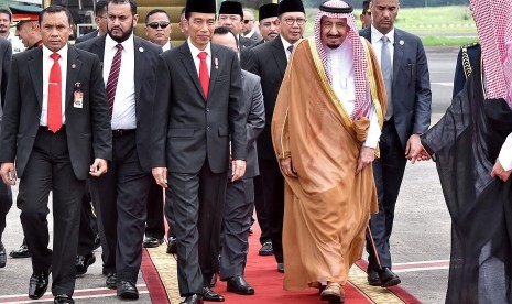 Presiden Joko Widodo (ketiga kiri) menyambut Raja Arab Saudi Salman bin Abdulaziz Al-Saud (ketiga kanan) saat tiba di Bandara Halim Perdanakusuma, Jakarta, Rabu (1/3). 