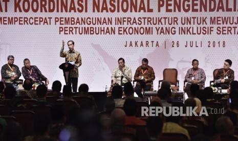 Presiden Joko Widodo (ketiga kiri) menyampaikan arahan pada Rapat Koordinasi Nasional Pengendalian Inflasi Tahun 2018 di Jakarta, Kamis (26/7).