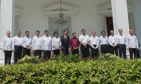 Presiden Joko Widodo (ketujuh kiri) dan Wapres Jusuf Kalla (ketujuh kanan) berfoto bersama dengan keduabelas menteri Kabinet Kerja hasil perombakan jilid II usai diumumkan di Istana Merdeka, Jakarta, Rabu (27/7). 