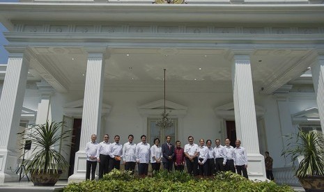 Presiden Joko Widodo (ketujuh kiri) dan Wapres Jusuf Kalla (ketujuh kanan) berfoto bersama dengan keduabelas menteri Kabinet Kerja hasil perombakan jilid II usai diumumkan di Istana Merdeka, Jakarta, Rabu (27/7).