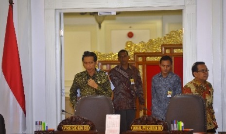 Presiden Joko Widodo (kiri).