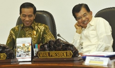 Presiden Joko Widodo (kiri).