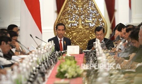 Presiden Joko Widodo (kiri atas) dan Wapres Jusuf Kalla memimpin sidang kabinet paripurna pasca perombakan Kabinet Kerja Jilid II di Istana Merdeka, Jakarta, Rabu (27/7).  (Republika/Wihdan)