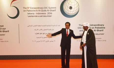 Presiden Joko Widodo (kiri) bebincang dengan Presiden Sudan Omar Hassan Ahmad al-Bashir sebelum berlangsungnya KTT Luar Biasa ke-5 OKI di JCC, Jakarta, Senin (7/3).