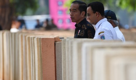 President Joko Widodo (left) and Jakarta Governor Anies Baswedan observe facililties for people with disabilities at Gelora Bung Karno, Senayan, Jakarta, Tuesday (Oct 16). 