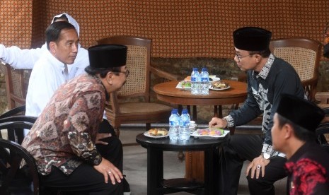 Presiden Joko Widodo (kiri) berbincang dengan Gubernur Jawa Timur Soekarwo (tengah) dan Bupati Ngawi Budi Sulistyono (kanan) saat mengunjungi Benteng Van Den Bosch di Ngawi, Jawa Timur, Jumat (1/2/2019).