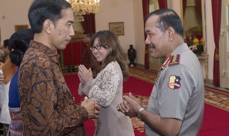 Presiden Joko Widodo (kiri) berbincang dengan Kapolri Jenderal Pol. Badrodin Haiti (kanan) pada silahturahmi Idul Fitri 1436 H di Istana Negara, Jakarta, Rabu (22/7).