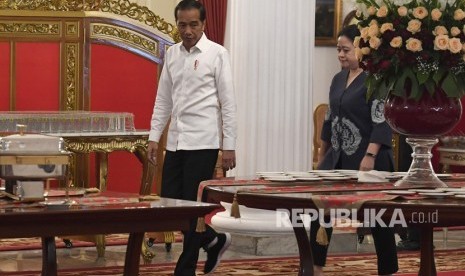 Presiden Joko Widodo (kiri) berbincang dengan Ketua DPR Puan Maharani (kanan) usai meresmikan pengoperasian Palapa Ring di Istana Negara, Jakarta, Senin (14/10/2019).