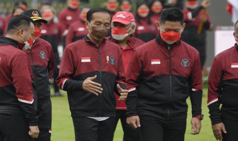 Presiden Joko Widodo (kiri) berbincang dengan Ketua Komite Olimpiade Indonesia (KOI) Raja Sapta Oktohari saat pelepasan kontingen Indonesia untuk SEA Games 2021 di halaman Istana Merdeka, Jakarta, Senin (9/5/2022). Sebanyak 499 atlet dari 32 cabang olahraga diberangkatkan untuk bertanding pada SEA Games 2021 di Vietnam.