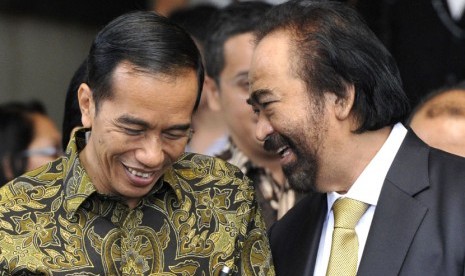 Presiden Joko Widodo (kiri) berbincang dengan Ketua Umum Partai Nasional Demokrat (NasDem) Surya Paloh.