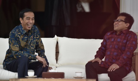 Presiden Joko Widodo (kiri) berbincang dengan Ketua Umum Partai Kebangkitan Bangsa (PKB) Muhaimin Iskandar (kanan).