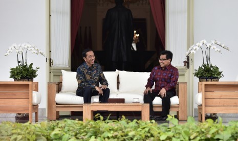 Presiden Joko Widodo (kiri) berbincang dengan Ketua Umum Partai Kebangkitan Bangsa (PKB) Muhaimin Iskandar (kanan) di teras belakang Istana Merdeka, Jakarta, Selasa (29/11). 