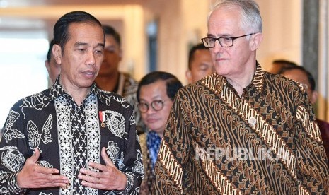 Presiden Joko Widodo (kiri) berbincang dengan mantan Perdana Menteri Australia Malcolm Turnbull di sela kegiatan Our Ocean Conference 2018 di Nusa Dua, Bali, Senin (29/10/2018).