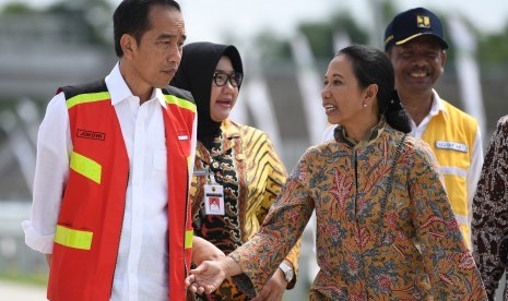 Presiden Joko Widodo (kiri) berbincang dengan Menteri BUMN Rini Soemarno (kanan) seusai meresmikan Tol Solo-Ngawi segmen Sragen-Ngawi di Rest Area KM 538, Sragen, Jawa Tengah, Rabu (28/11/2018).