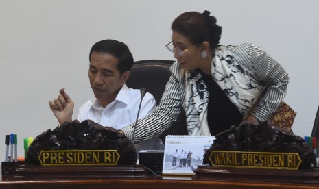 Presiden Joko Widodo (kiri) berbincang dengan Menteri Kelautan dan Perikanan Susi Pudjiastuti sebelum memulai rapat terbatas di Kantor Presiden, Jakarta, Rabu (24/2). 