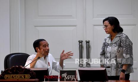 Presiden Joko Widodo (kiri) berbincang dengan Menteri Keuangan Sri Mulyani. (ilustrasi)