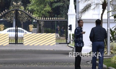 Presiden Joko Widodo (kiri) berbincang dengan Menteri Koordinator bidang Kemaritiman Luhut Panjaitan (kanan) di Kompleks Istana Kepresidenan, Jakarta. Luhut tengah dikritisi oleh elite PDIP terkait wacana usulan penundaan pemilu dan perpanjangan masa jabatan presiden. (ilustrasi) 