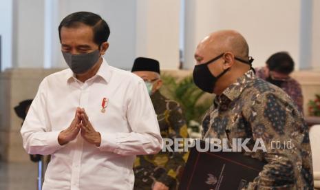 Presiden Joko Widodo (kiri) berbincang dengan Menteri Koperasi dan UMKM Teten Masduki saat acara penyaluran dana bergulir untuk koperasi di Istana Negara, Jakarta, Kamis (23/7/2020). Pemerintah melalui Lembaga Pengelola Dana Bergulir Koperasi Usaha Mikro Kecil dan Menengah (LPDB-KUMKM) menyiapkan dana bergulir sebesar Rp 1 triliun untuk disalurkan kepada koperasi dalam rangka pemulihan ekonomi nasional yang terdampak COVID-19.