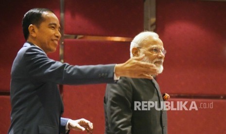 Presiden Joko Widodo (kiri) berbincang dengan Perdana Menteri India Narendra Modi, sebelum pertemuan bilateral di sela KTT ke-35 ASEAN di Bangkok, Thailand, Ahad (3/11/2019). 