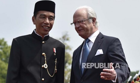 Presiden Joko Widodo (kiri) berbincang dengan Raja Swedia Carl XVI Gustaf (kanan) disela Upacara Penyambutan Kenegaraan di Istana Bogor, Jawa Barat, Senin (22/5). 