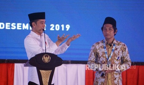 Presiden Joko Widodo (kiri) berbincang dengan santri saat menghadiri acara peresmian Balai Latihan Kerja (BLK) Komunitas di Pondok Pesantren Al Fadllu Wal fadhlillah 2, Kabupaten Kendal, Jawa Tengah, Senin (30/12/2019).